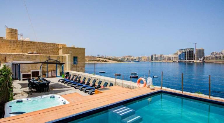 Ample villa with pool & jacuzzi | Near Lower Barrakka Gardens | Pets allowed in St. Julian's