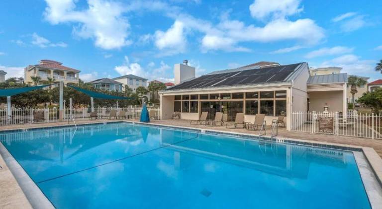 House with pool — photo 3