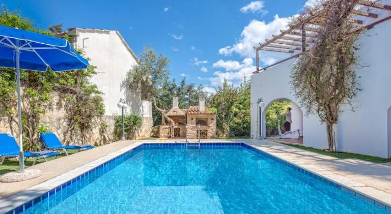 Family-oriented beautiful villa with pool, terrace & garden | Perfect for remote work | Pets allowed in Apokoronas
