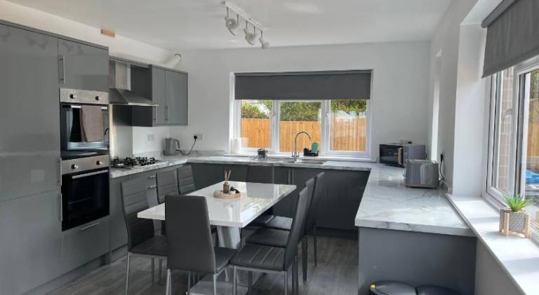 House with 6 rooms for 14 persons in Poole