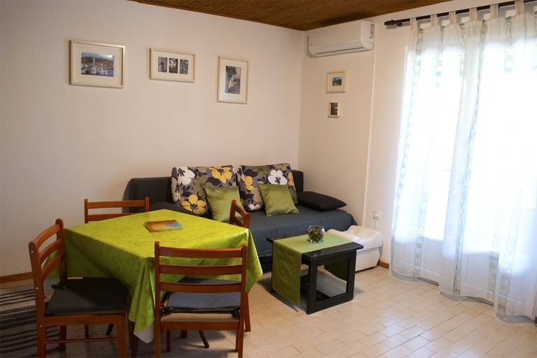 Holiday apartment with terrace, BBQ & yard — photo 4