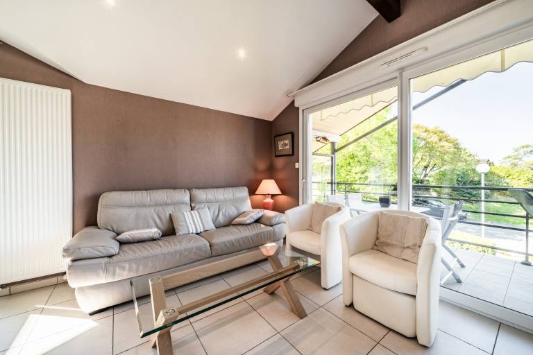 Charming 'Évian Apartment' with Lake View, Balcony and Wi-Fi — photo 2
