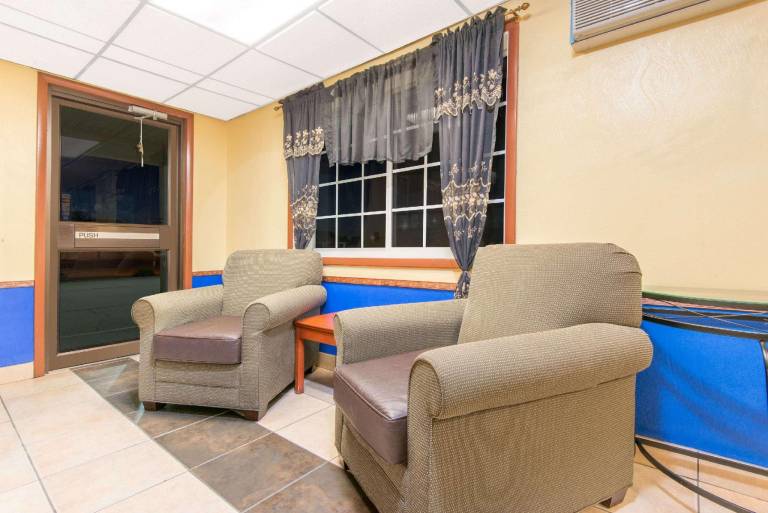 Days Inn by Wyndham Great Bend — photo 2