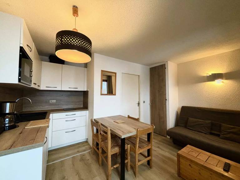 Studio with 1 room for 4 persons in Les Belleville