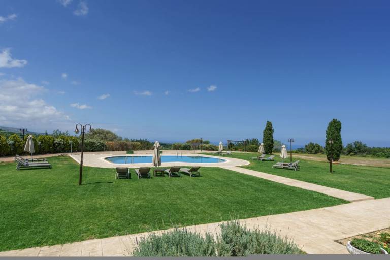 Villa with yard & pool — photo 2
