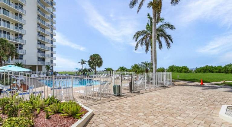 Welcome to Oceans Twelve - Ocean View and Steps to the Beach - Roelens — photo 5