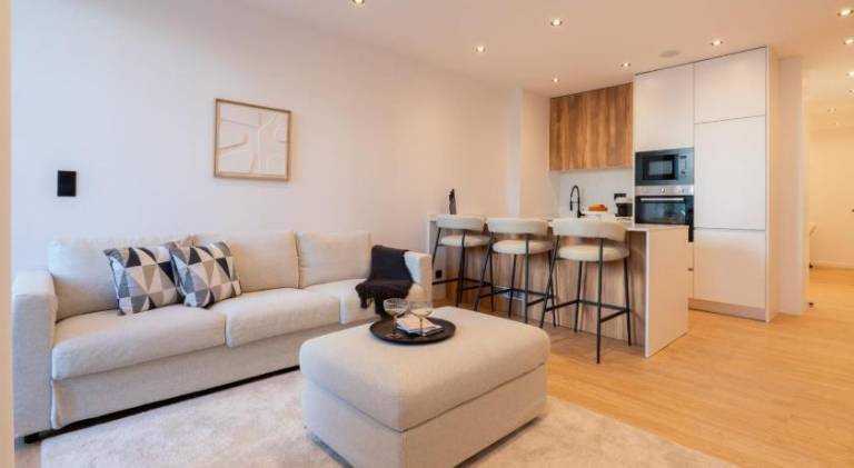 Urban Terrace & Stylish Living Spaces by HostWise in Porto