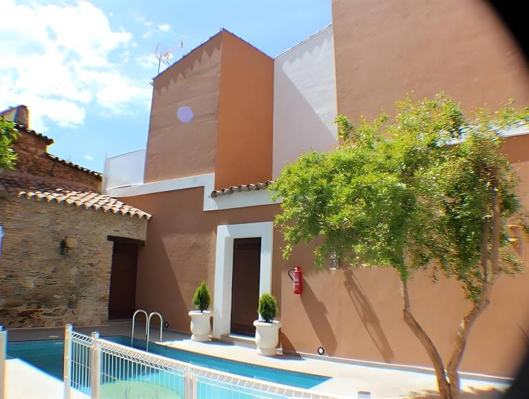 Vacation home with patio, pool & yard in Badajoz