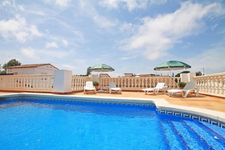 Fully equipped villa with grill, yard & private pool | Dogs allowed — photo 2
