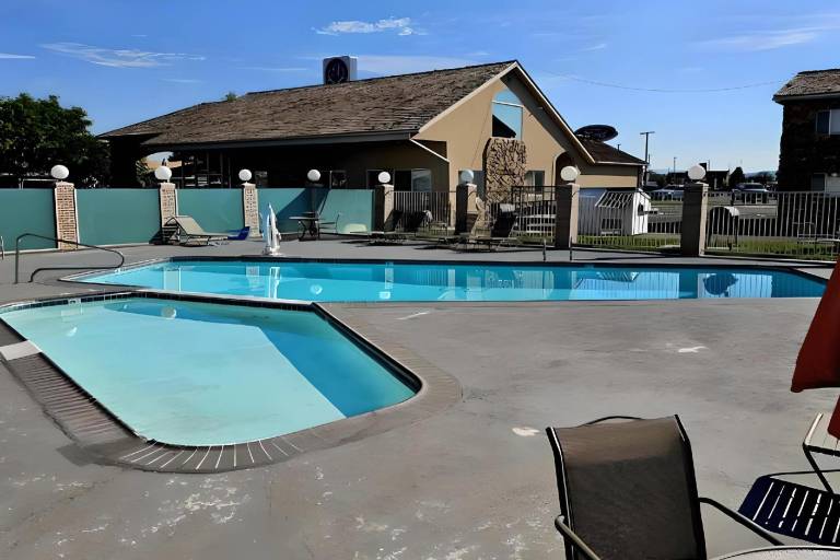 Econo Lodge Inn & Suites Vernal near Dinosaur Monument — photo 3