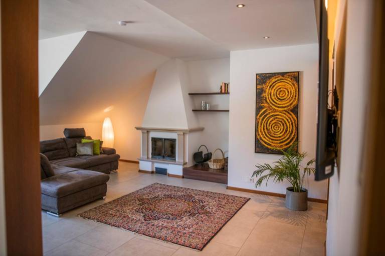 Theatre Lodge Attico Apartment with Mountain View, Central Location and Air Conditioning in Marlengo
