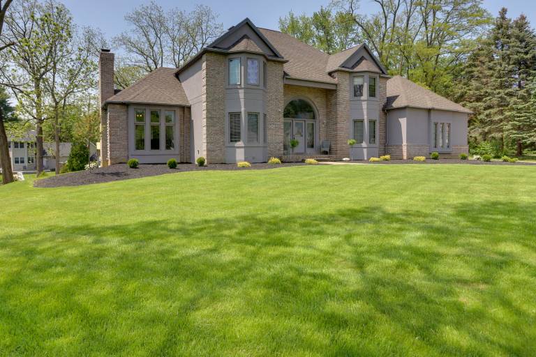 Spacious Refuge w Private Pool & Outdoor Bar