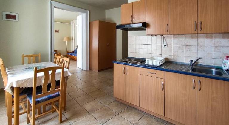 Apartment with barbeque, patio & yard — photo 3