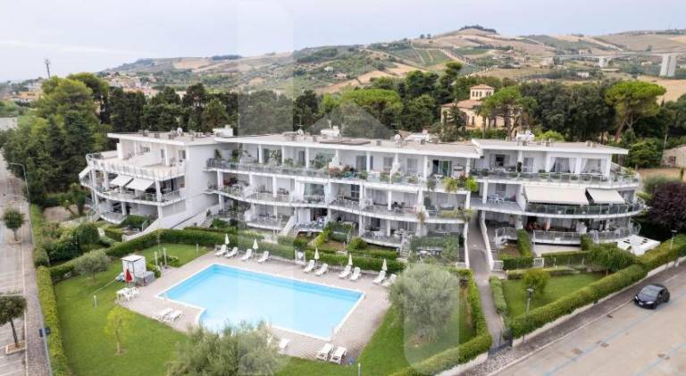 Rental apartment with pool & patio | Close to the beach | Pets allowed in Pineto