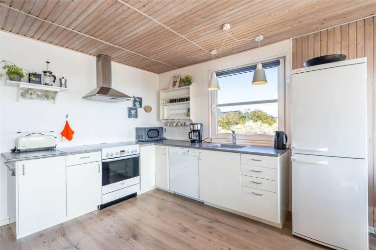 Vacation home with barbecue, terrace & hot tub | Pets allowed — photo 3