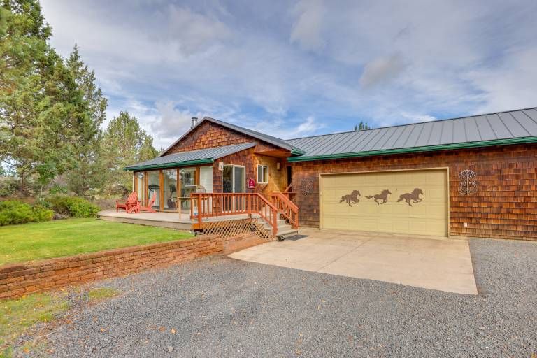 Next to 600 Acres of Public Land! Bend Ranch Home — photo 2