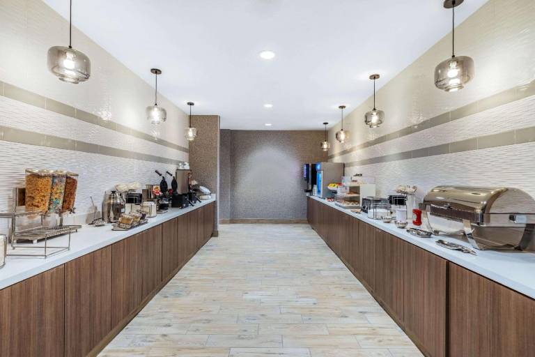 La Quinta Inn & Suites by Wyndham Kansas City Beacon Hill — photo 4