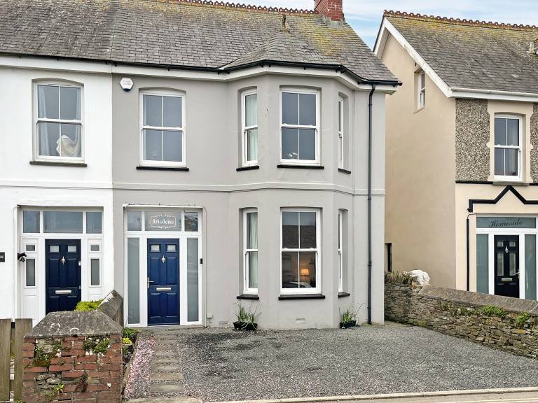 Cottage with yard | Water view in Tintagel