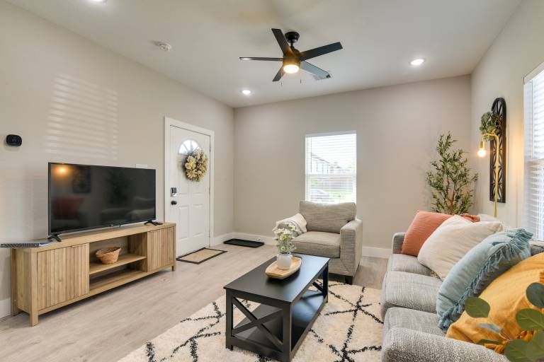 Patio & Fenced Yard Home Close to Dtwn Houston