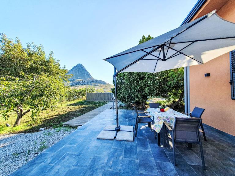 Vacation home with barbecue, terrace & private pool | Mountain view — photo 3