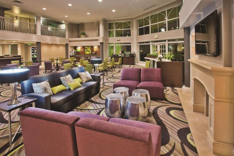 La Quinta Inn & Suites by Wyndham Tucson Airport — photo 2