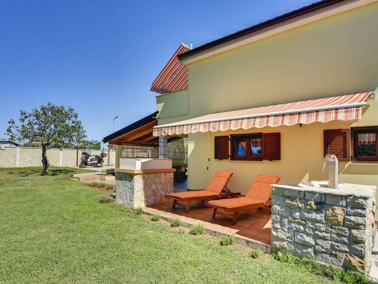 Vacation home with barbeque & terrace in Pula