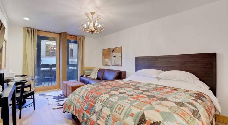 Holiday apartment with hot tub & pool | Next to the ski | Dogs allowed in Truckee, CA