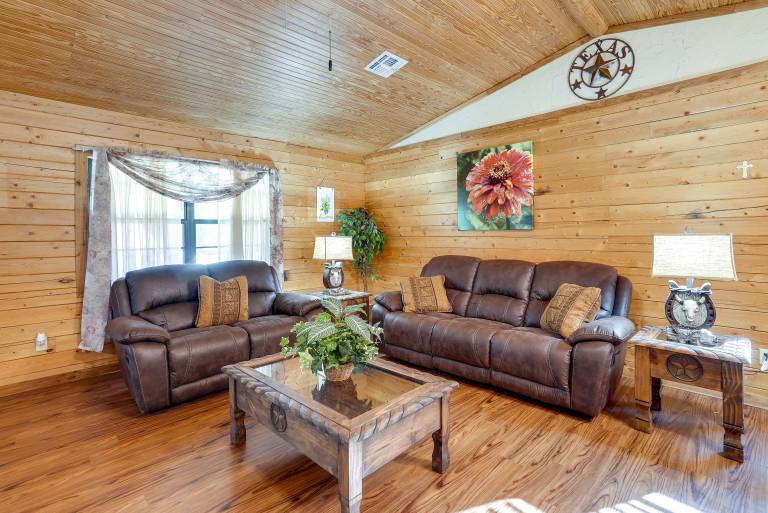 Kilgore Gem: Pet-Friendly Cabin w/ Duck Pond! — photo 4