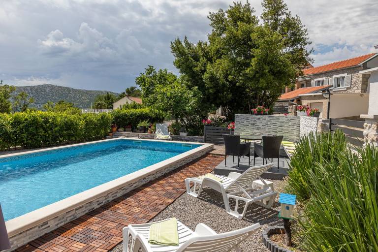 Fully equipped pleasant vacation home with garden, BBQ & private pool | Beach view | Good for workation | Pets are welcome in Crikvenica