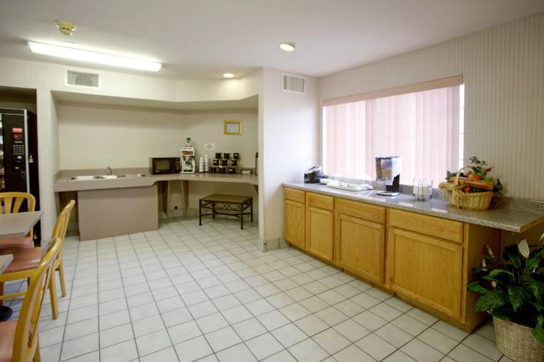 Americas Best Value Inn Addison Dallas — photo 3