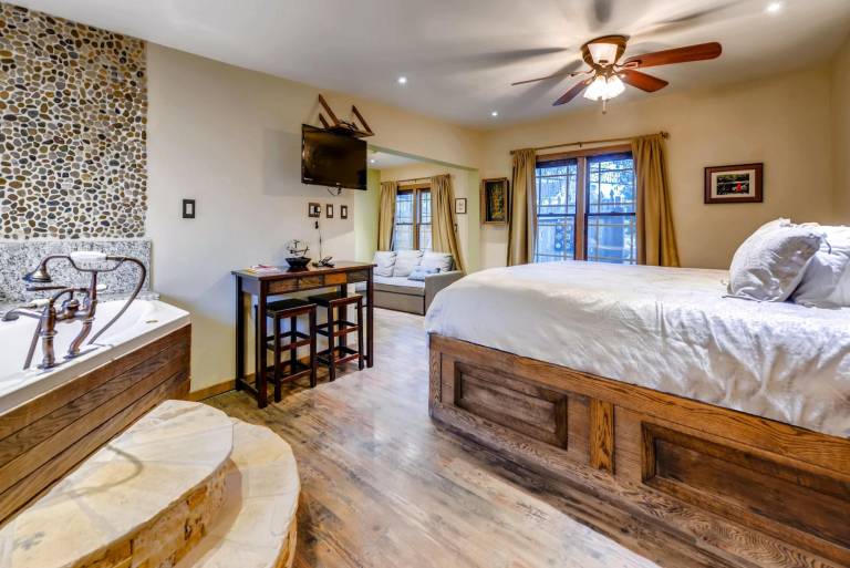 CLIFF HOUSE LODGE BED AND BREAKFAST - ADULT ONLY in Morris, CO