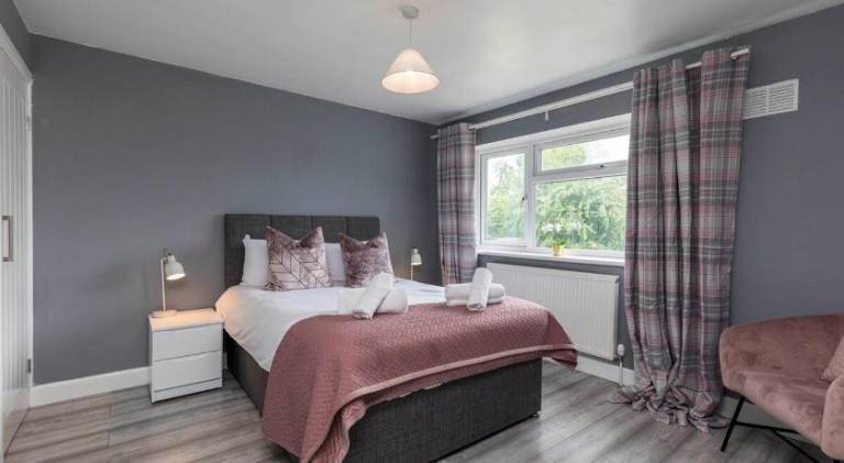 West Green House Spacious 3BR, Wifi, Paid Parking, Next to Crawley Hospital, Close to Gatwick Airport, in Horsham, PA