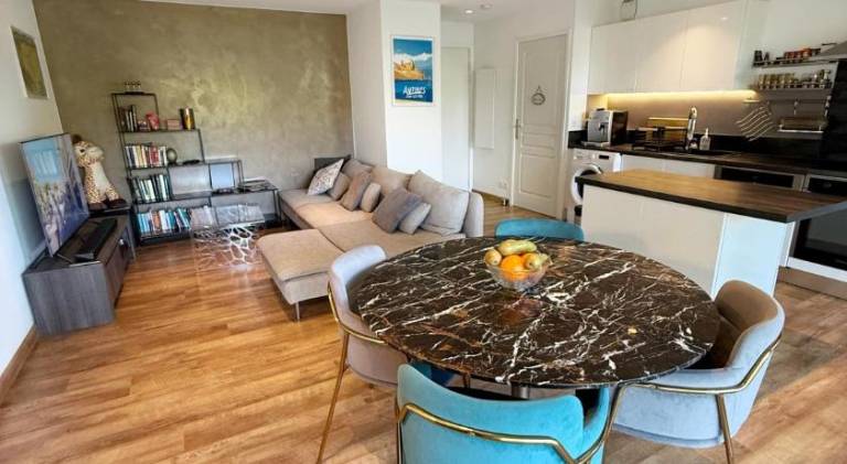 Apt with 2 bedrooms, terrace, pool & parking in Biot