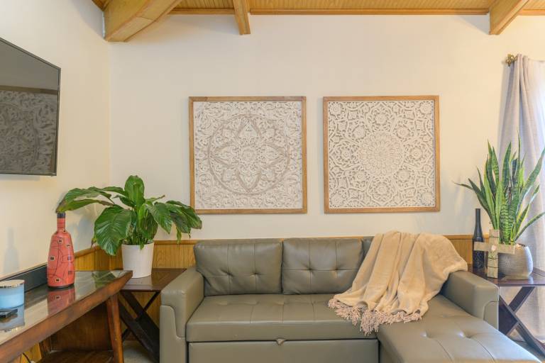 Tiki 323 - Stylish 1BR Condo Sleeps 4 Near Beach — photo 3