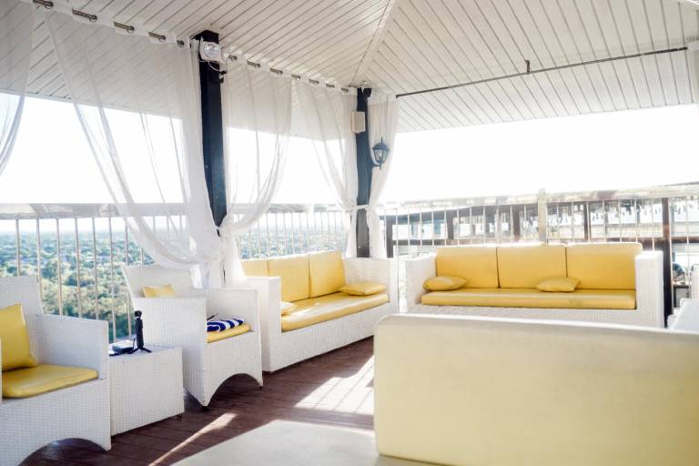 Beautiful serviced apartment with terrace & pool | Perfect for remote work | Pet-friendly — photo 3