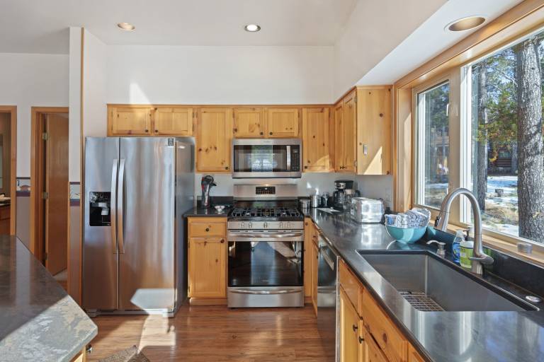 4 Umpqua - Sunny Sunriver! Hot Tub, AC, SHARC, Amazing Location! — photo 3