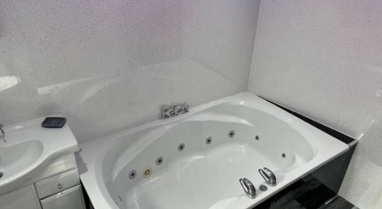 Sea View Lavish Apartment SKY TV Whirlpool Bath HUGE Balcony NEWLY REFURBISHED — photo 5