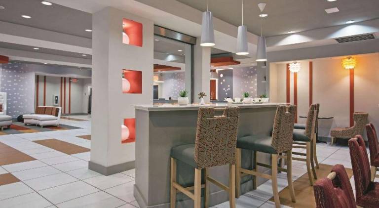 La Quinta Inn & Suites by Wyndham Harrisburg-Hershey — photo 4