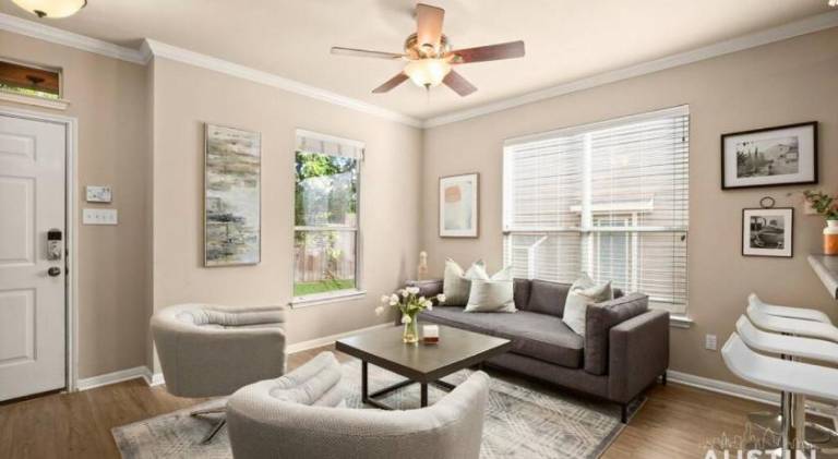 Spectacular Neighborhood Spacious House and Yard — photo 2