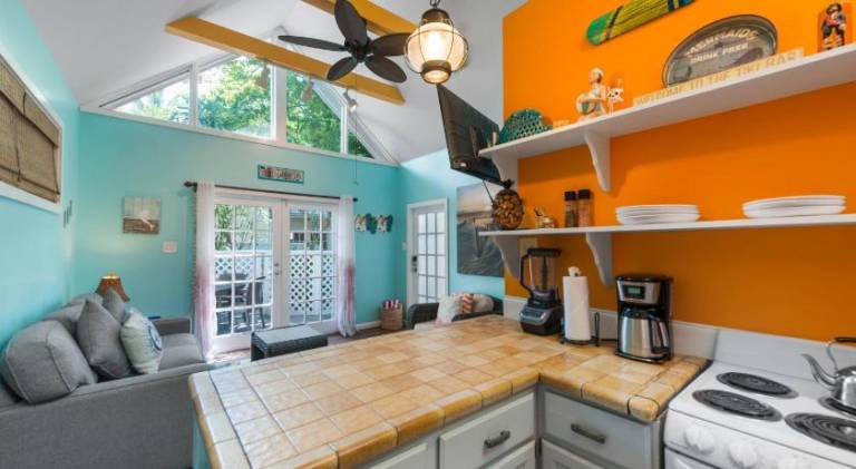 Pleasant vacation home with pool | Next to Southernmost Point | Pets allowed — photo 4