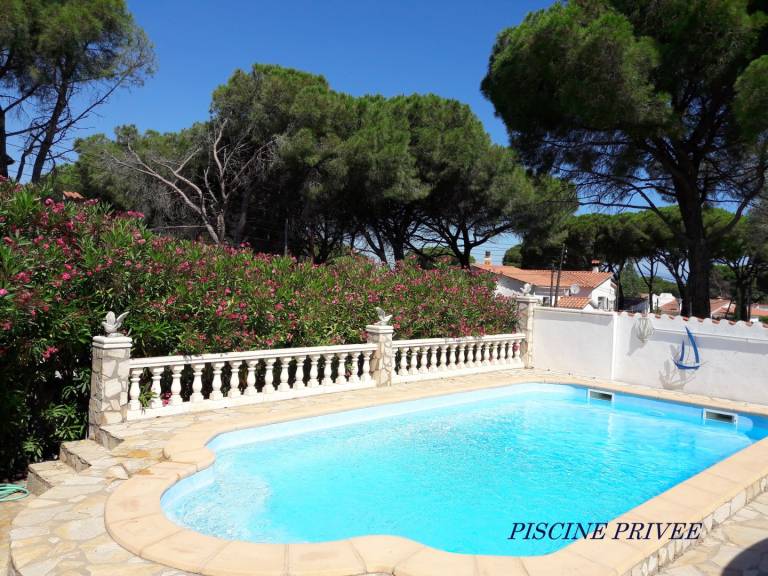 Villa with BBQ, terrace & yard | Pool view — photo 4
