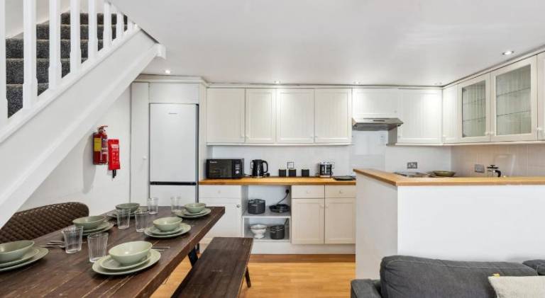 Hosted by StaySejour- 8 Beds - Perfect for large groups and long stays - Free parking for one vehicl — photo 3