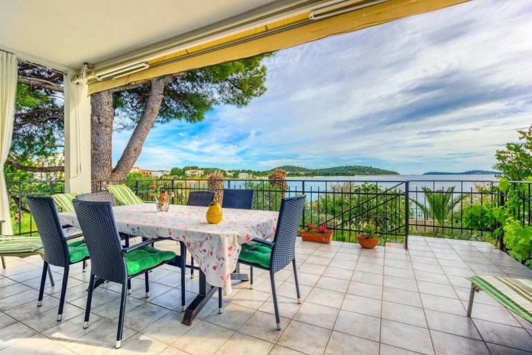 Apartment with terrace, garden & barbecue | Sea view in Sibenik