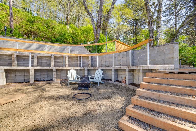 Walk to Winema Road Beach: Home w/ Hot Tub! — photo 2