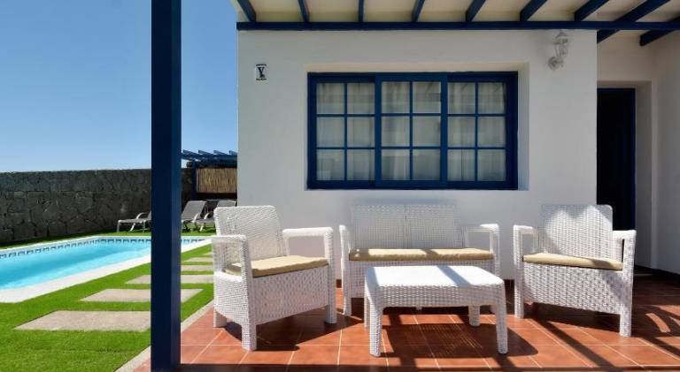 Villa with pool — photo 4