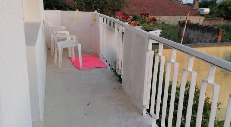 Rental apartment with patio & yard — photo 4