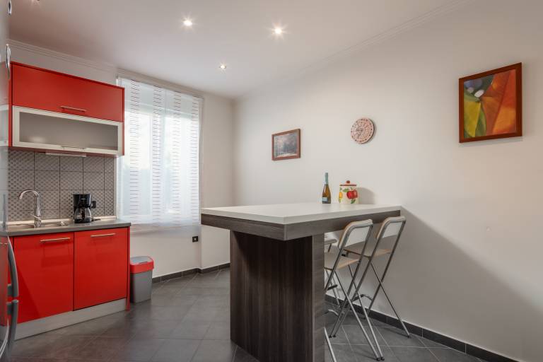 Holiday apartment with yard — photo 2