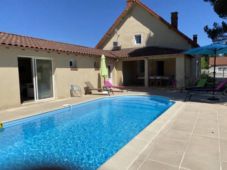 Family-oriented house with private pool, yard & barbeque | Nature view | Pet-friendly — photo 3