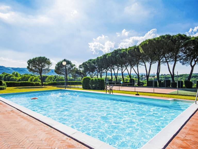 Holiday apartment with barbeque, pool & patio — photo 3
