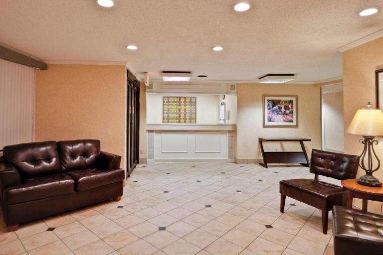 La Quinta Inn & Suites by Wyndham Tampa Fairgrounds - Casino — photo 4